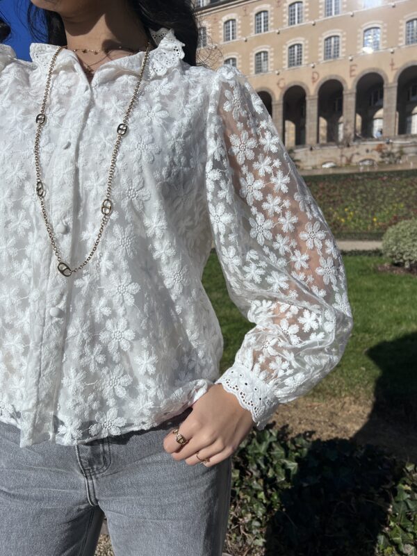 Chemise Blanche à Dentelle à Détails Fleurs 3