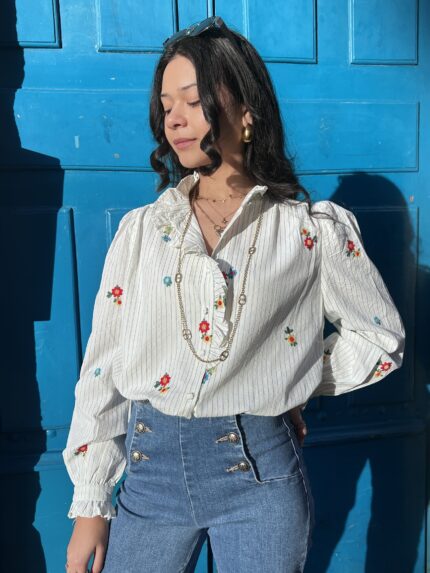 Blouse À Rayures Avec Broderies Florales Bleues