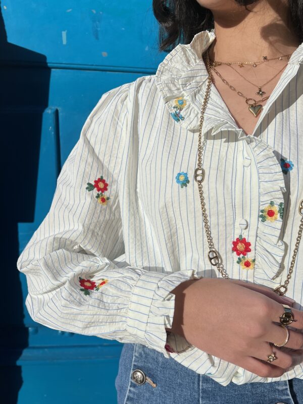 Blouse À Rayures Avec Broderies Florales Bleues