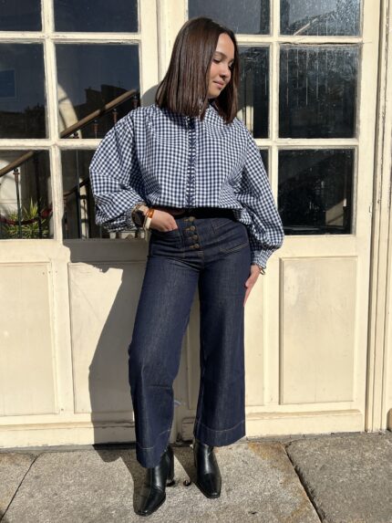 Jean Bleu Brut Avec Une Ligne De Boutons