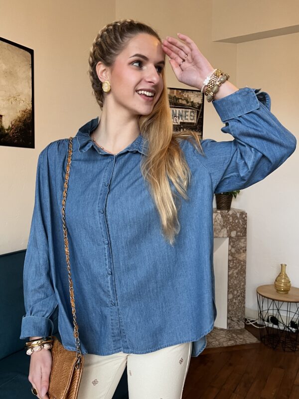 Blouse bleue à col collerette
