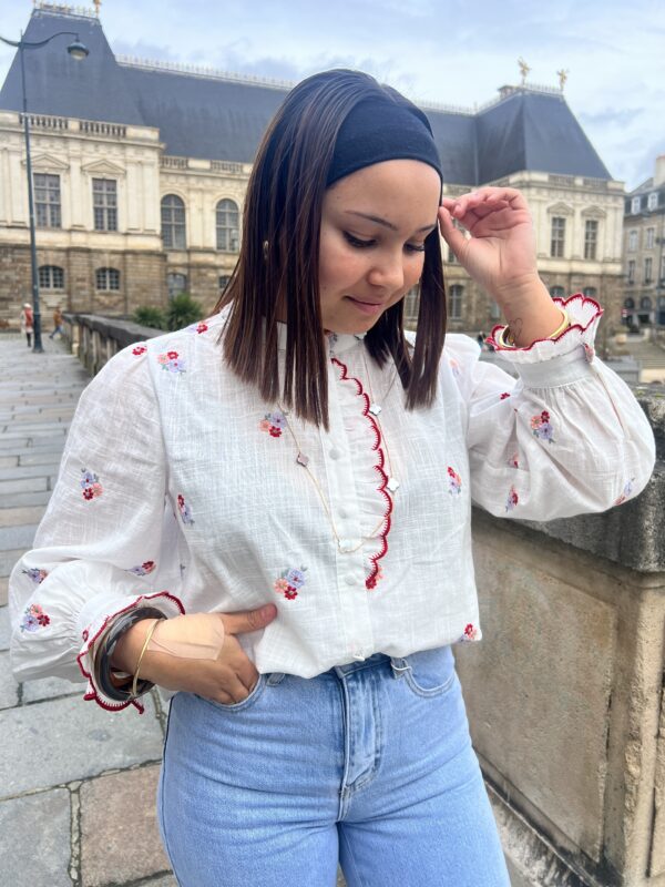 Blouse À Col Victorien Avec Fleurs Brodées