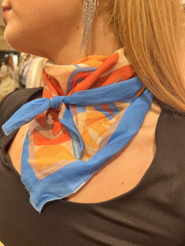 Foulard Bleu À Motif Orange
