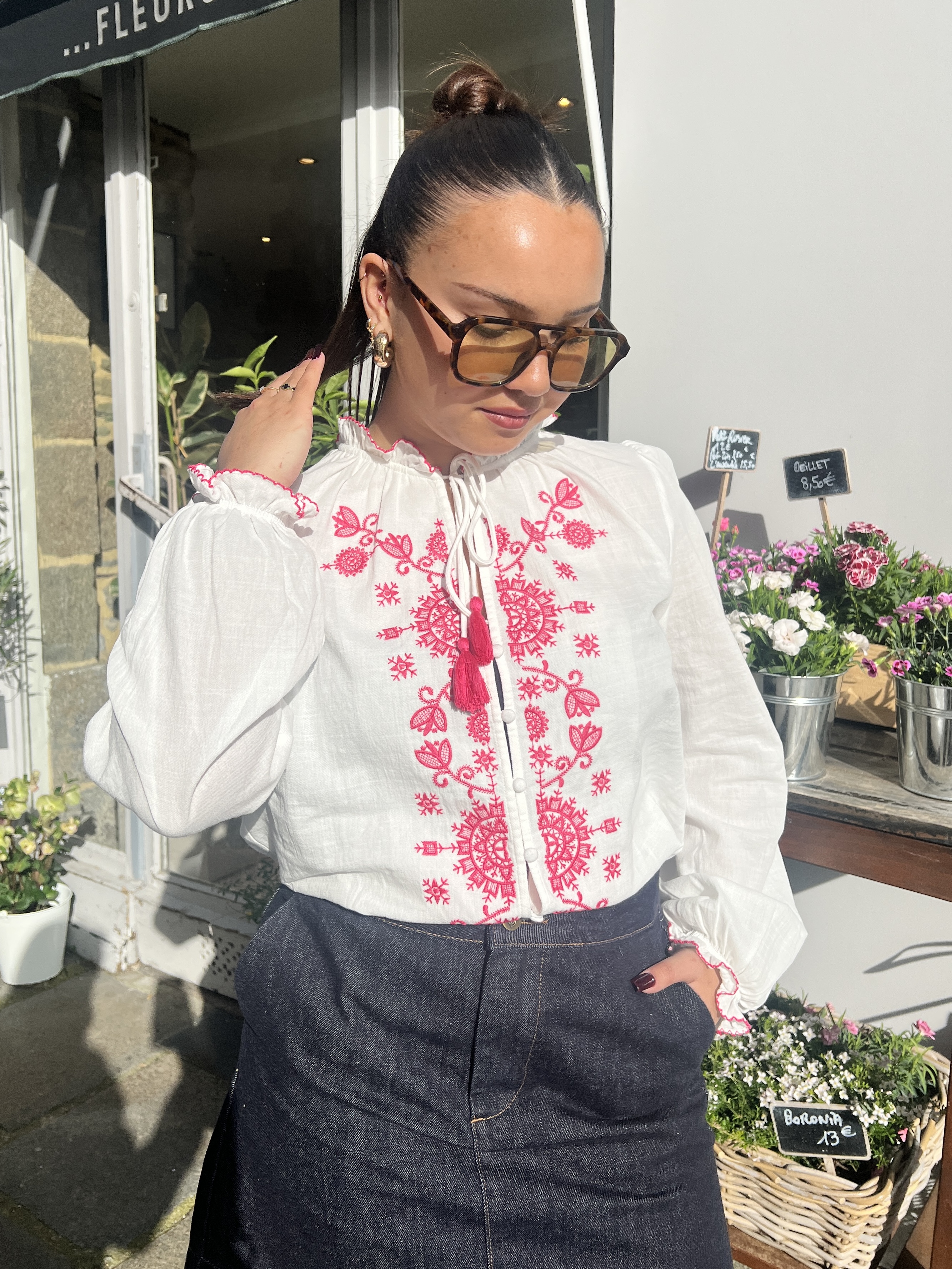 Blouse Blanche Avec Broderies roses
