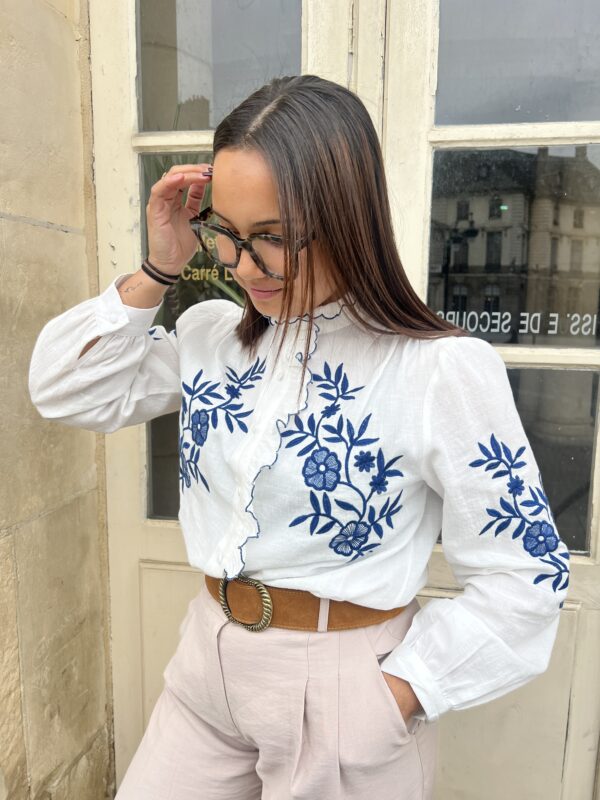 Blouse À Collerette Et Broderies Bleues
